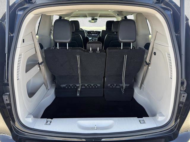 Used 2023 Chrysler Pacifica Touring-L FWD image 7