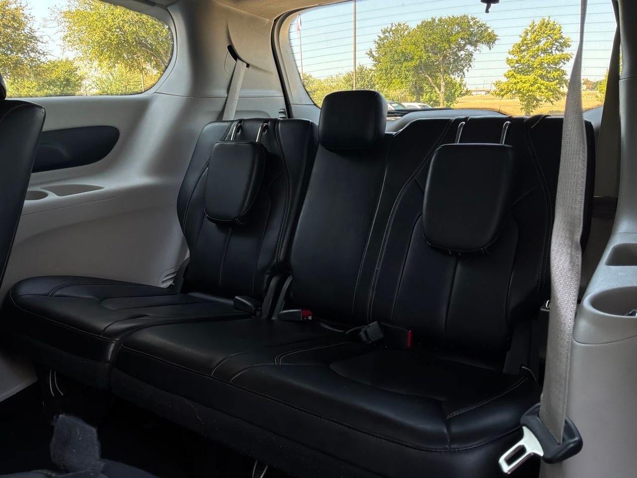 Used 2023 Chrysler Pacifica Touring-L FWD image 14