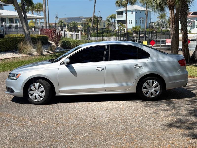 Used 2013 Volkswagen Jetta SE FWD image 2