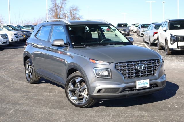 Used 2023 Hyundai Venue SEL image 2