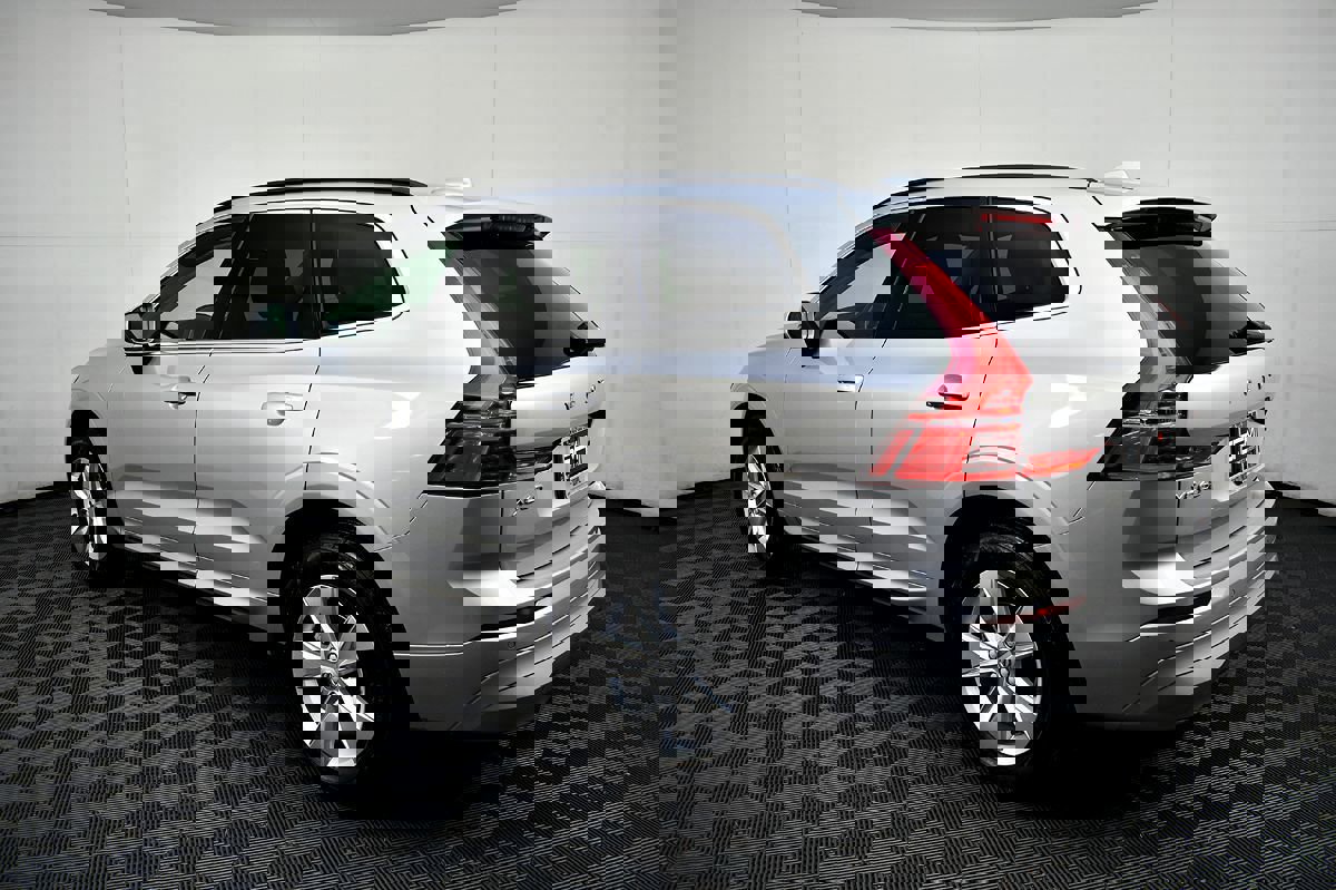 Used 2022 Volvo XC60 B5 Momentum image 11