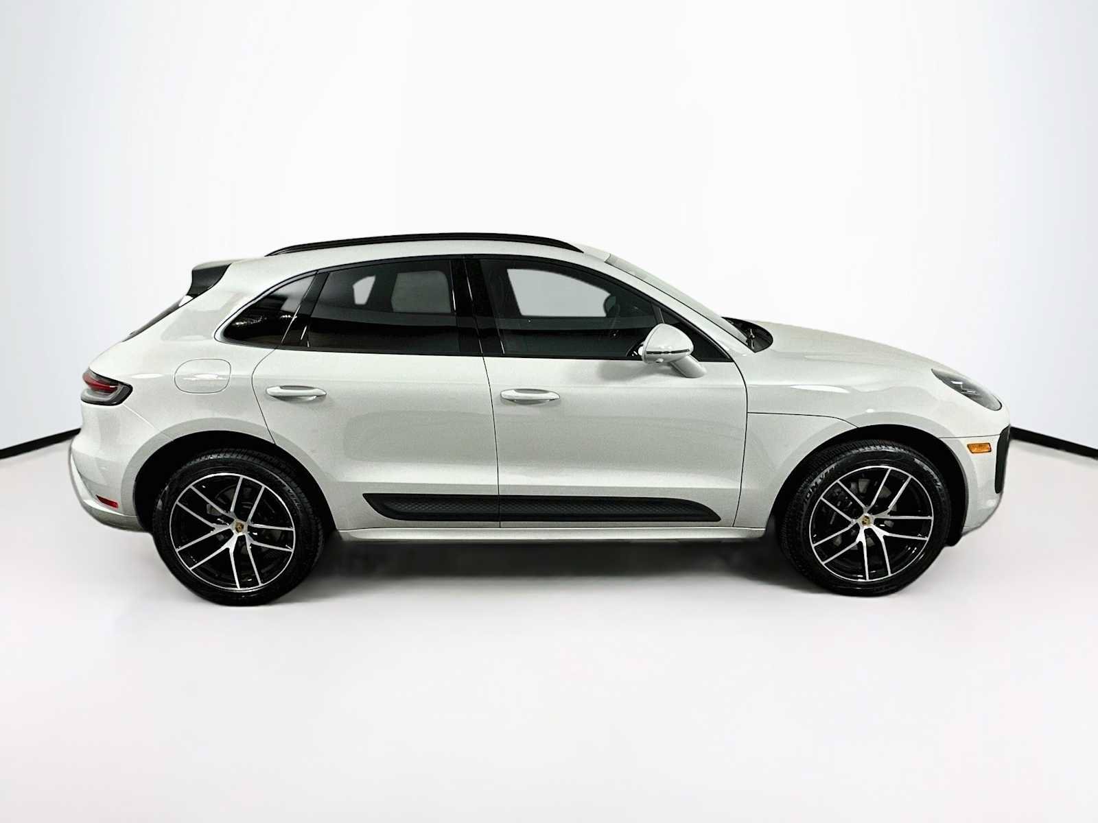 Certified 2026 Porsche Macan AWD/4WD image 8