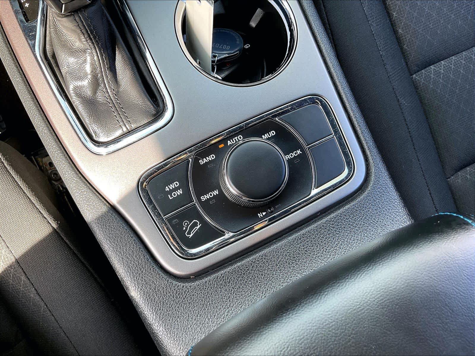Used 2019 Jeep Grand Cherokee Laredo AWD/4WD image 39