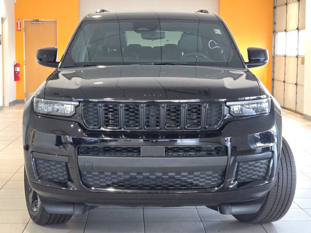 Used 2023 Jeep Grand Cherokee L Laredo AWD/4WD image 2