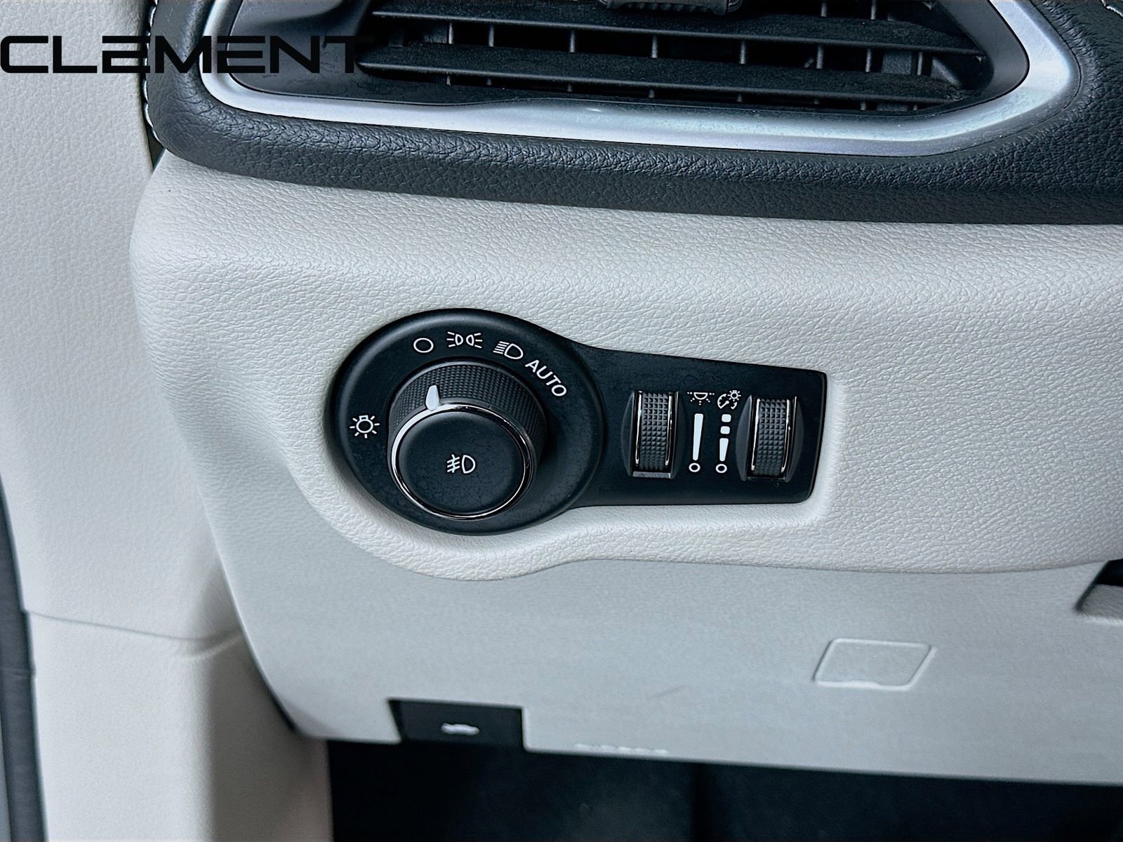 Used 2023 Chrysler Pacifica Limited image 13