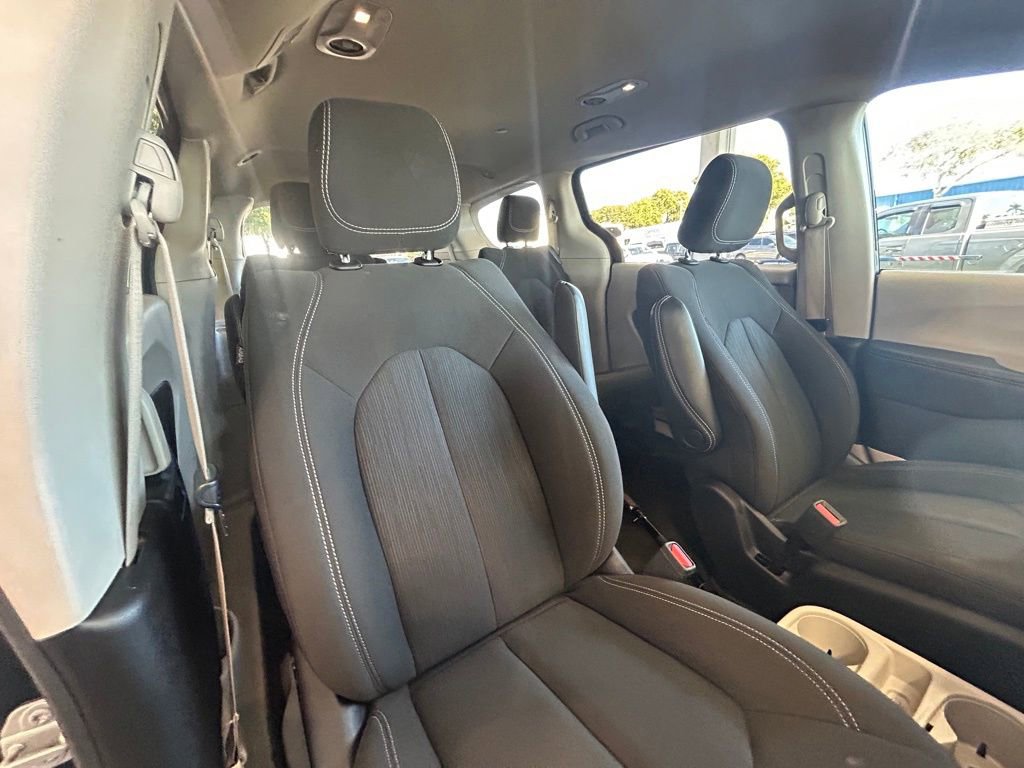 Used 2023 Chrysler Voyager LX image 27