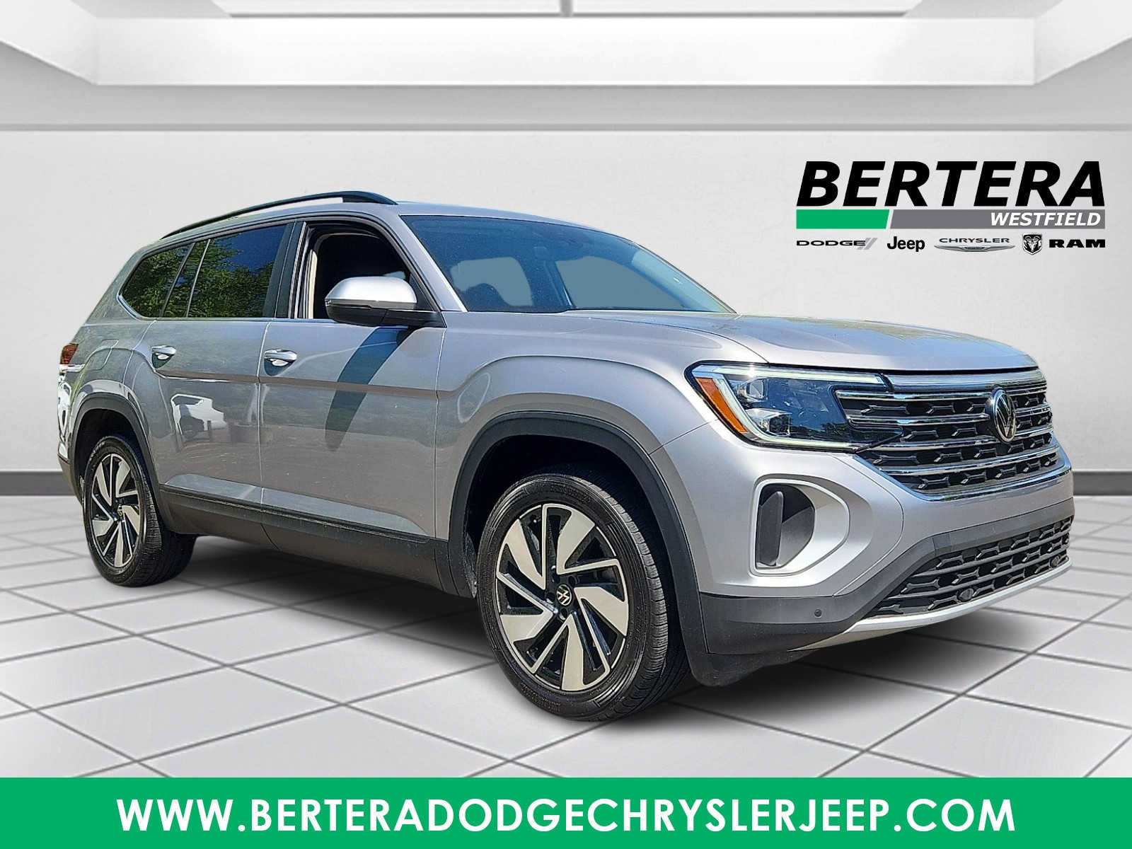 Used 2025 Volkswagen Atlas SE AWD/4WD image 1