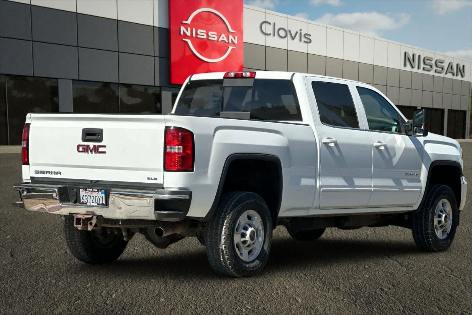 Used 2016 GMC Sierra 2500 SLE w/ SLE Preferred Package AWD/4WD image 3
