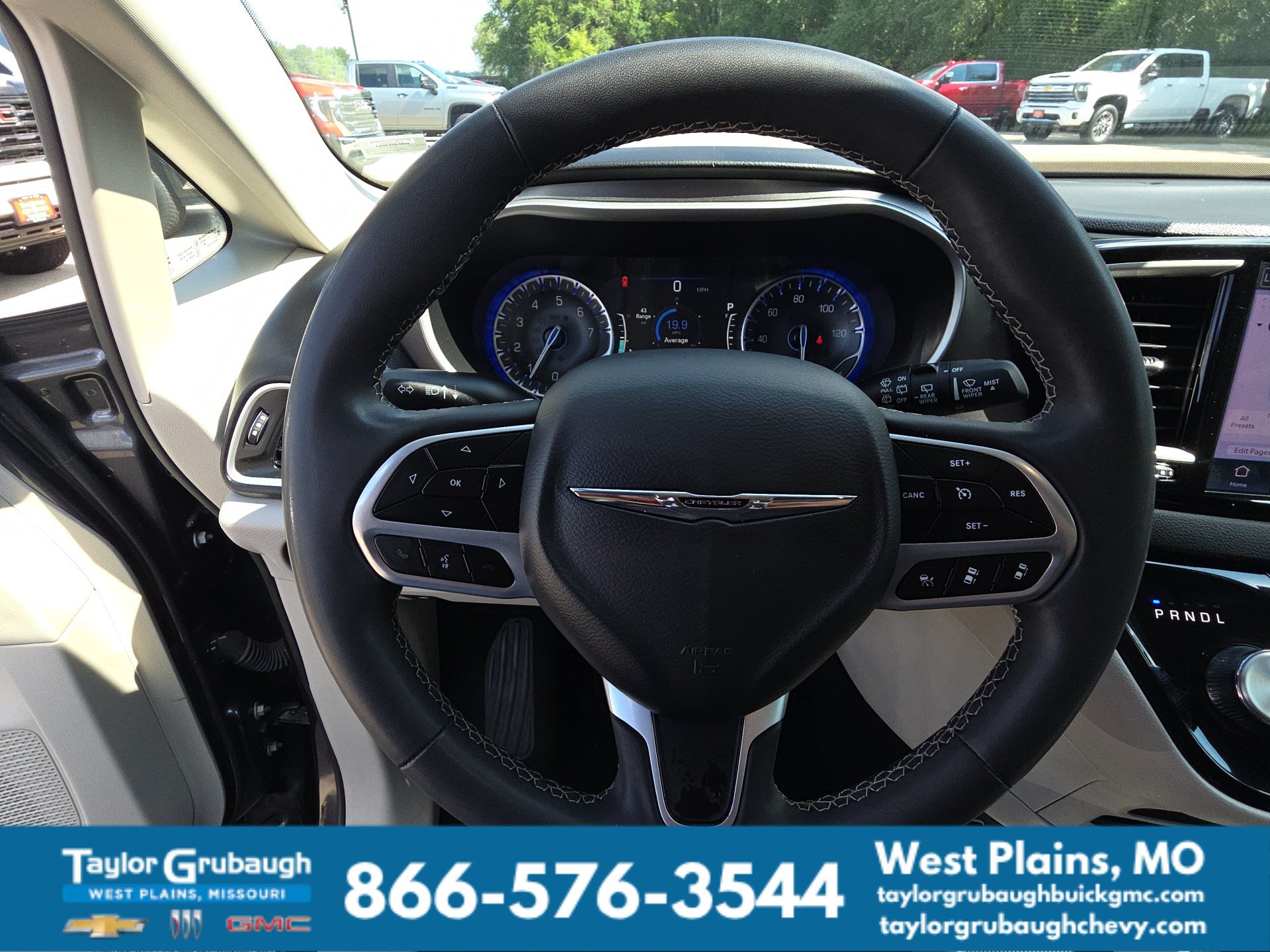 Used 2023 Chrysler Pacifica Touring-L FWD image 17