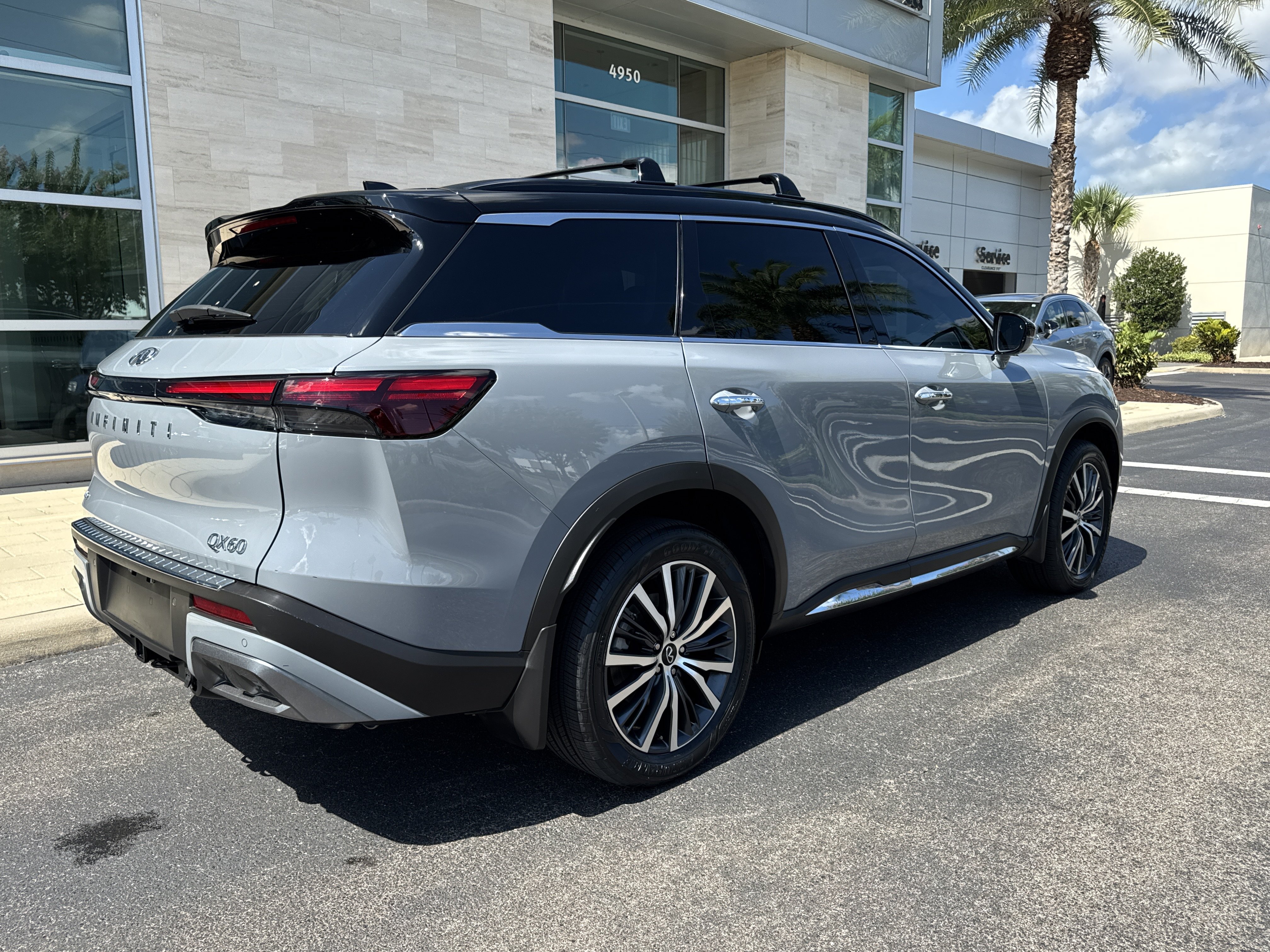 Certified 2025 INFINITI QX60 Autograph w/ Cargo Package AWD/4WD image 4