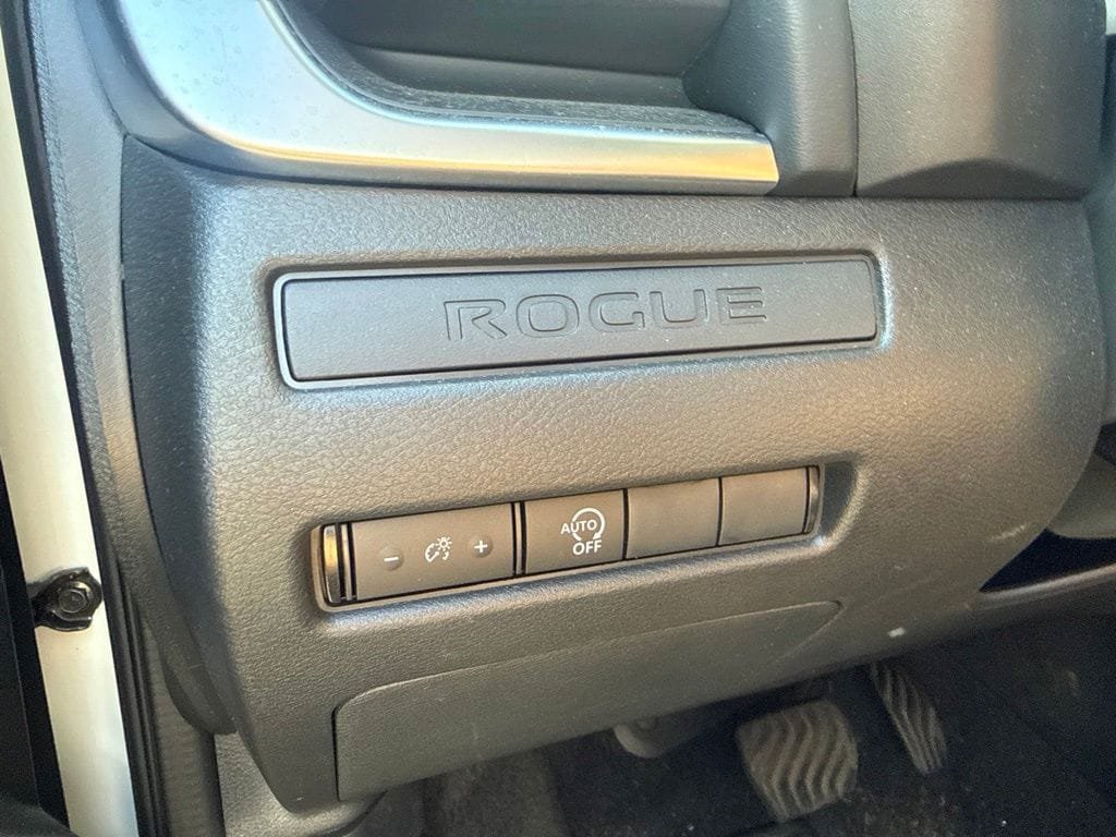 Used 2025 Nissan Rogue S AWD/4WD image 12
