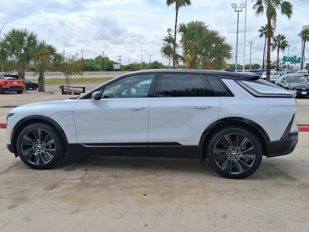 New 2027 Cadillac Lyriq Signature Sport RWD image 3