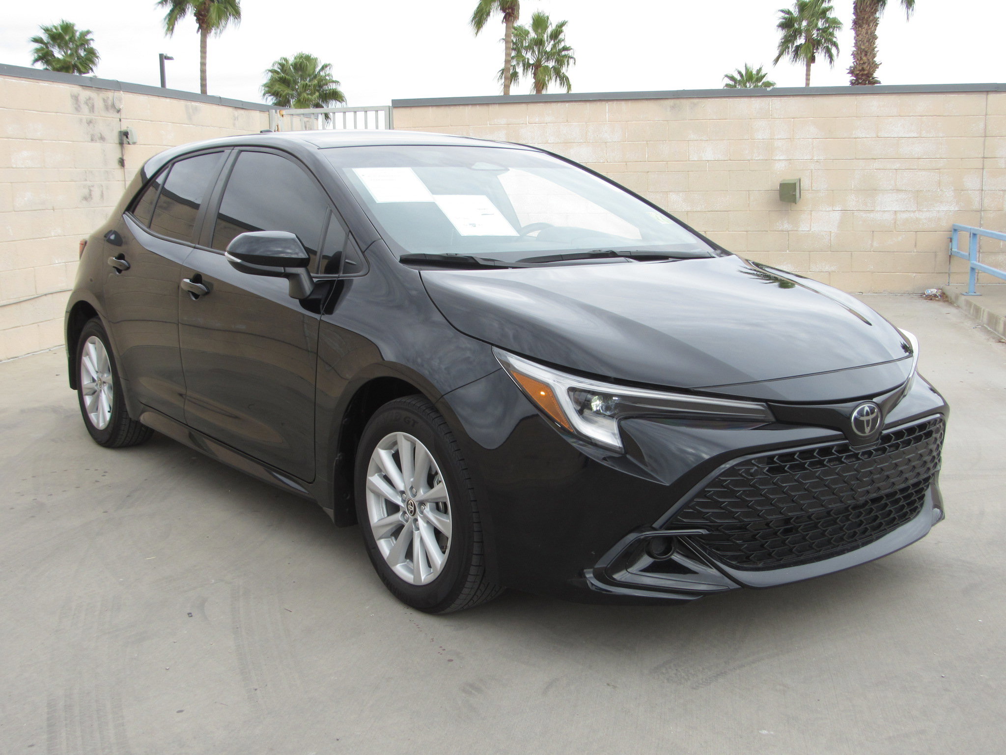 Used 2025 Toyota Corolla SE w/ SE Package image 2
