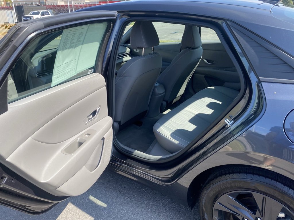 Used 2023 Hyundai Elantra SEL w/ Preferred Accessory Package image 28