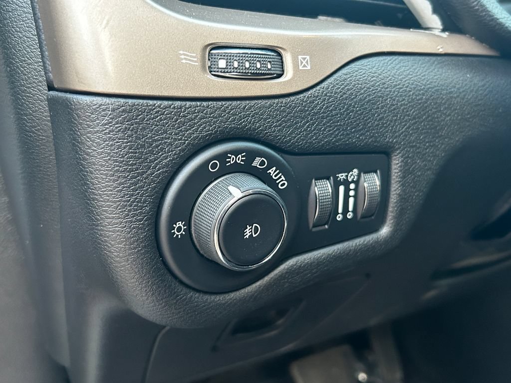 Used 2017 Jeep Cherokee Latitude FWD image 12