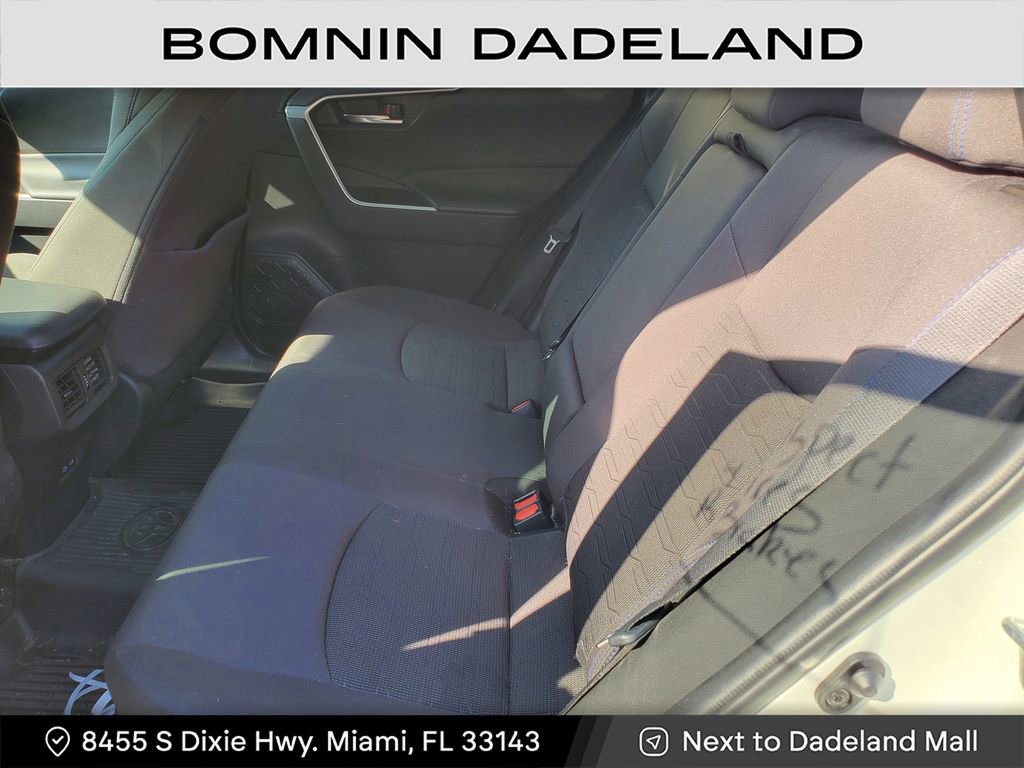 Used 2022 Toyota RAV4 SE image 11