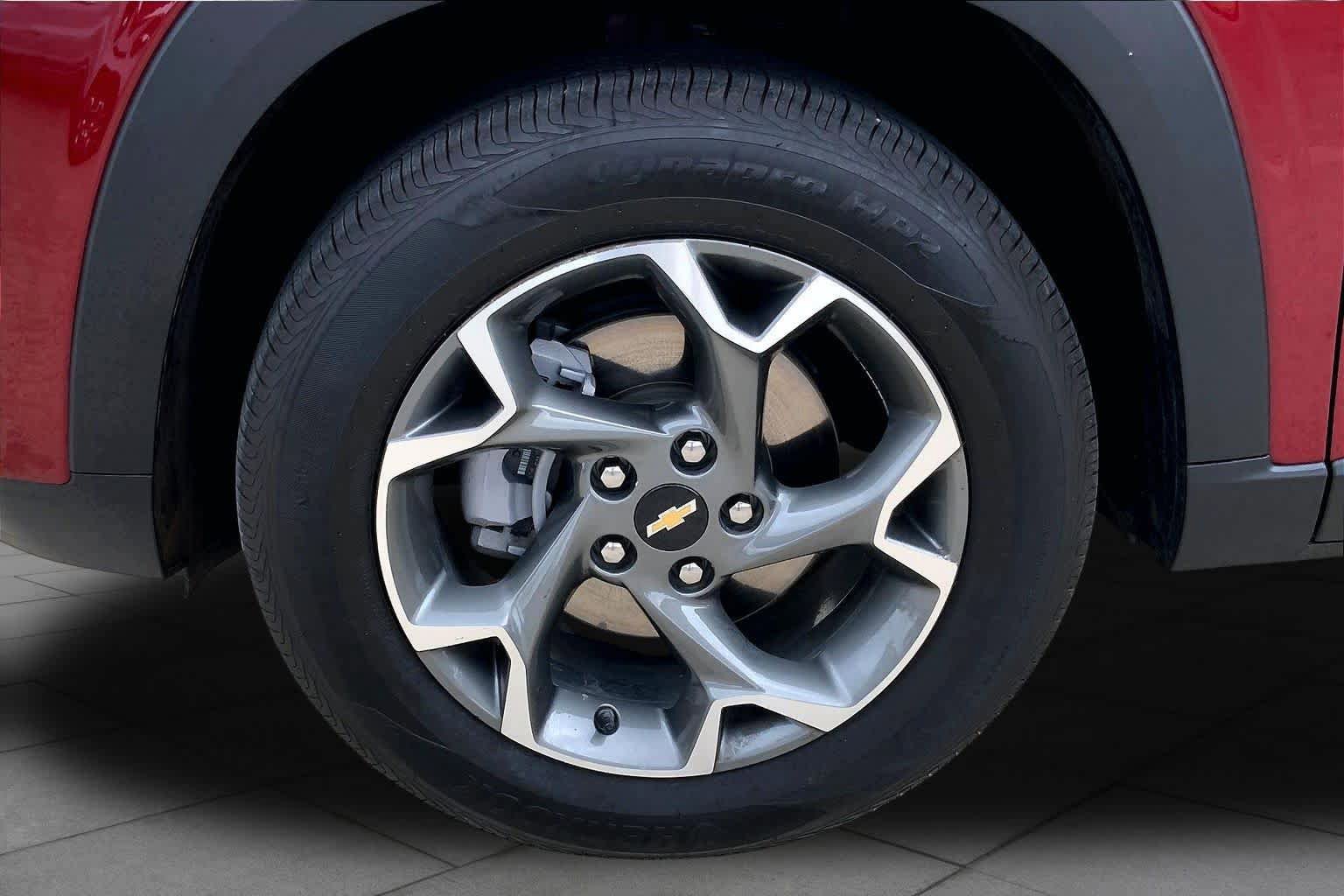 Used 2025 Chevrolet Trax LT FWD image 11