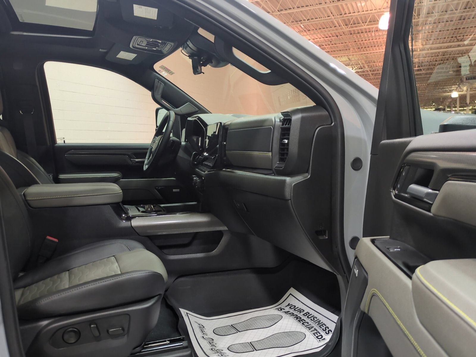 Used 2025 Chevrolet Silverado 2500 ZR2 w/ Technology Package AWD/4WD image 12