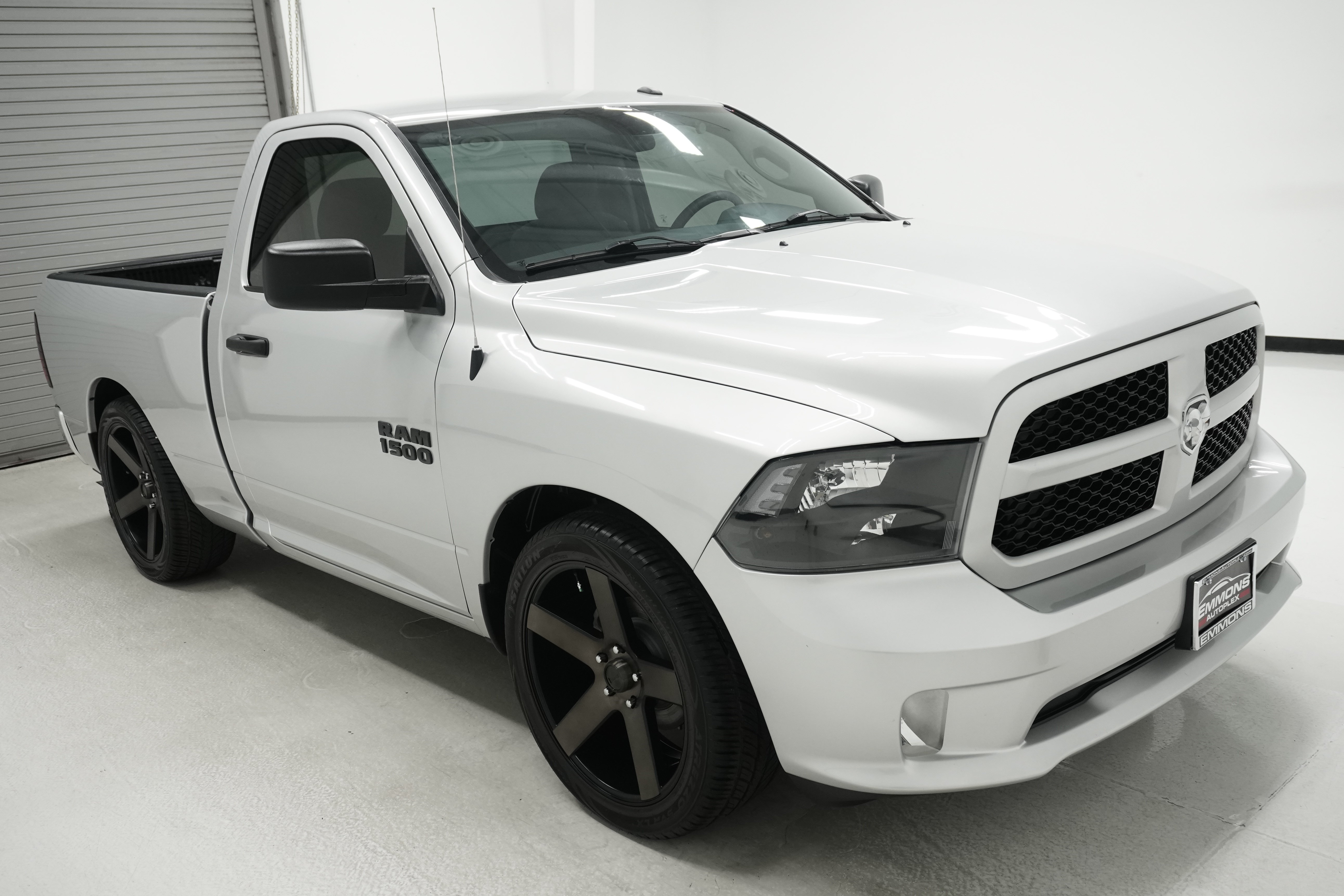 Used 2017 RAM 1500 Express RWD image 3