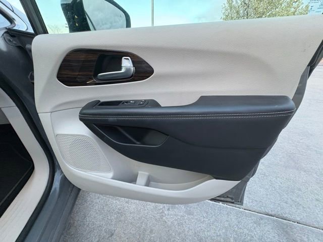 Used 2023 Chrysler Pacifica Limited image 29