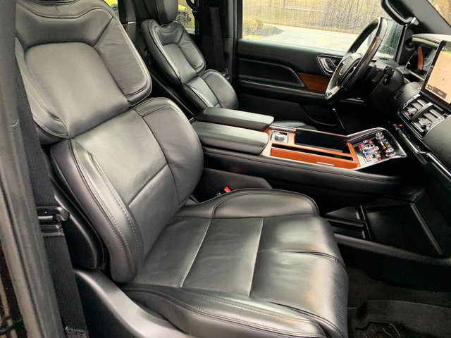 Used 2019 Lincoln Navigator Reserve image 12