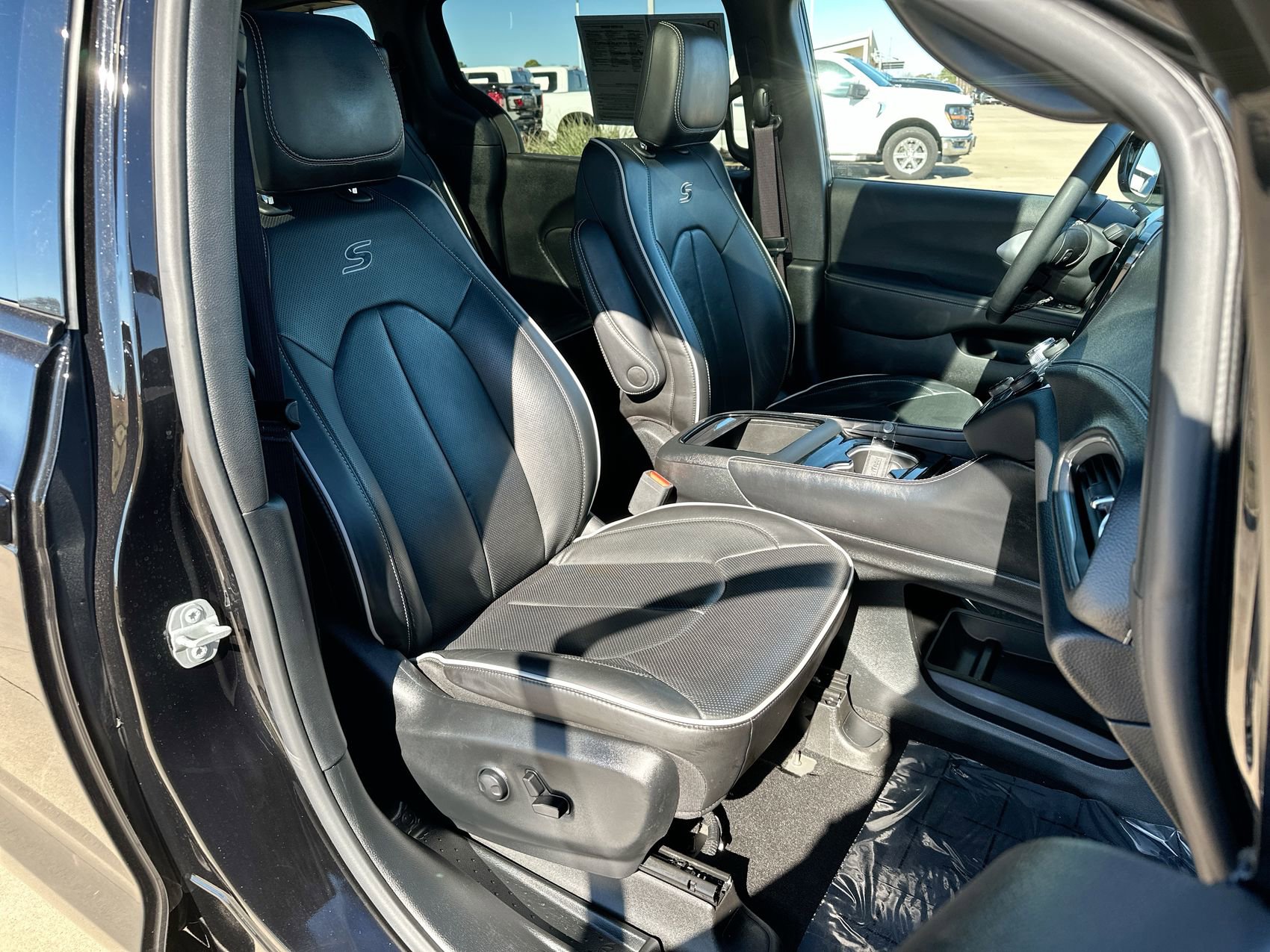 Used 2025 Chrysler Pacifica Limited FWD image 26
