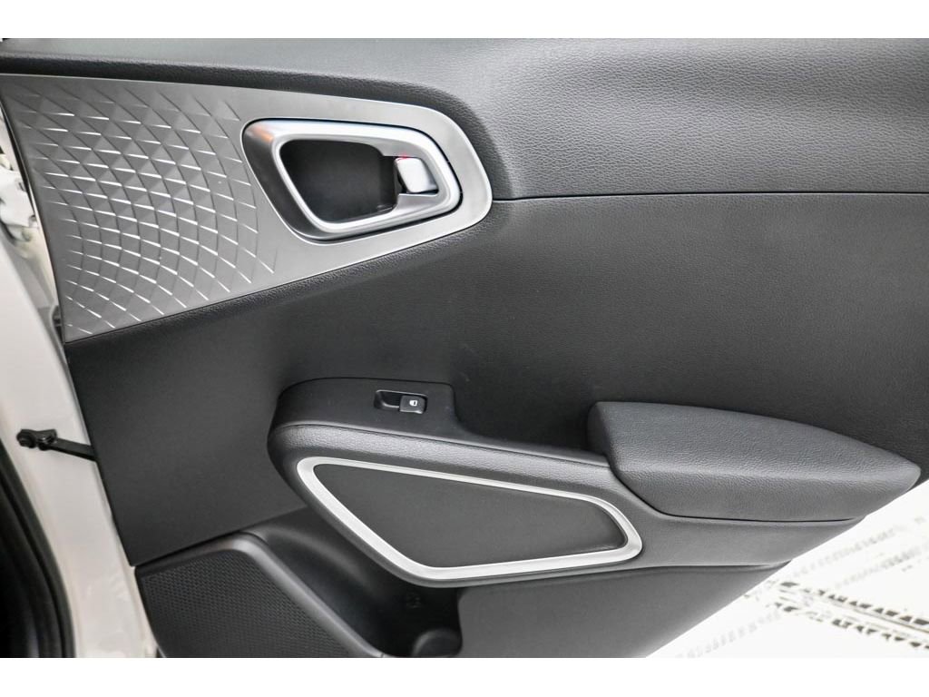 Used 2025 Kia Soul LX image 18