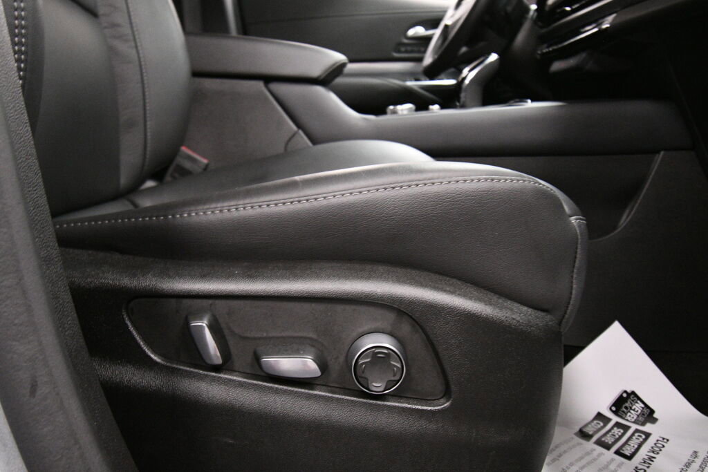 Used 2025 Cadillac XT4 Premium Luxury image 25