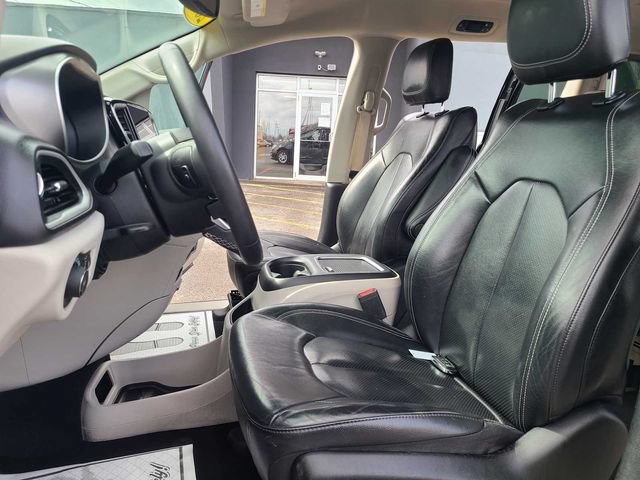Used 2022 Chrysler Pacifica Touring-L FWD image 15