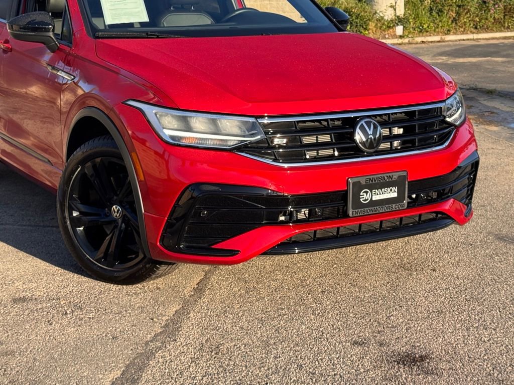 Used 2024 Volkswagen Tiguan SE R-Line image 3