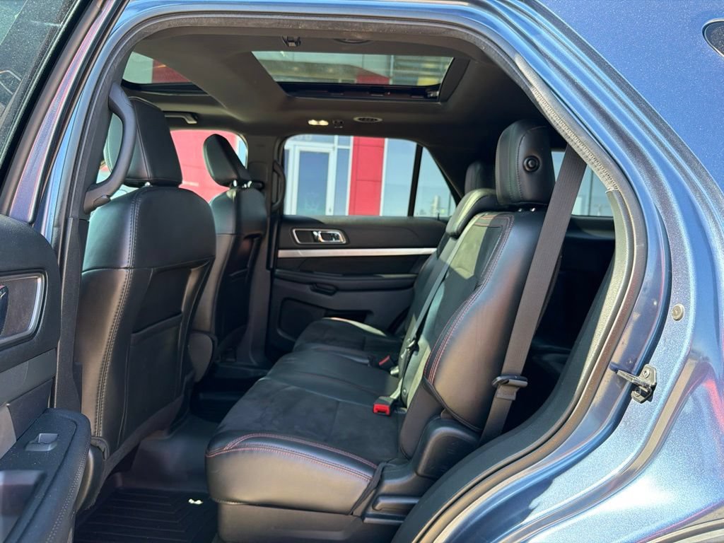 Used 2018 Ford Explorer XLT w/ Equipment Group 202A AWD/4WD image 17