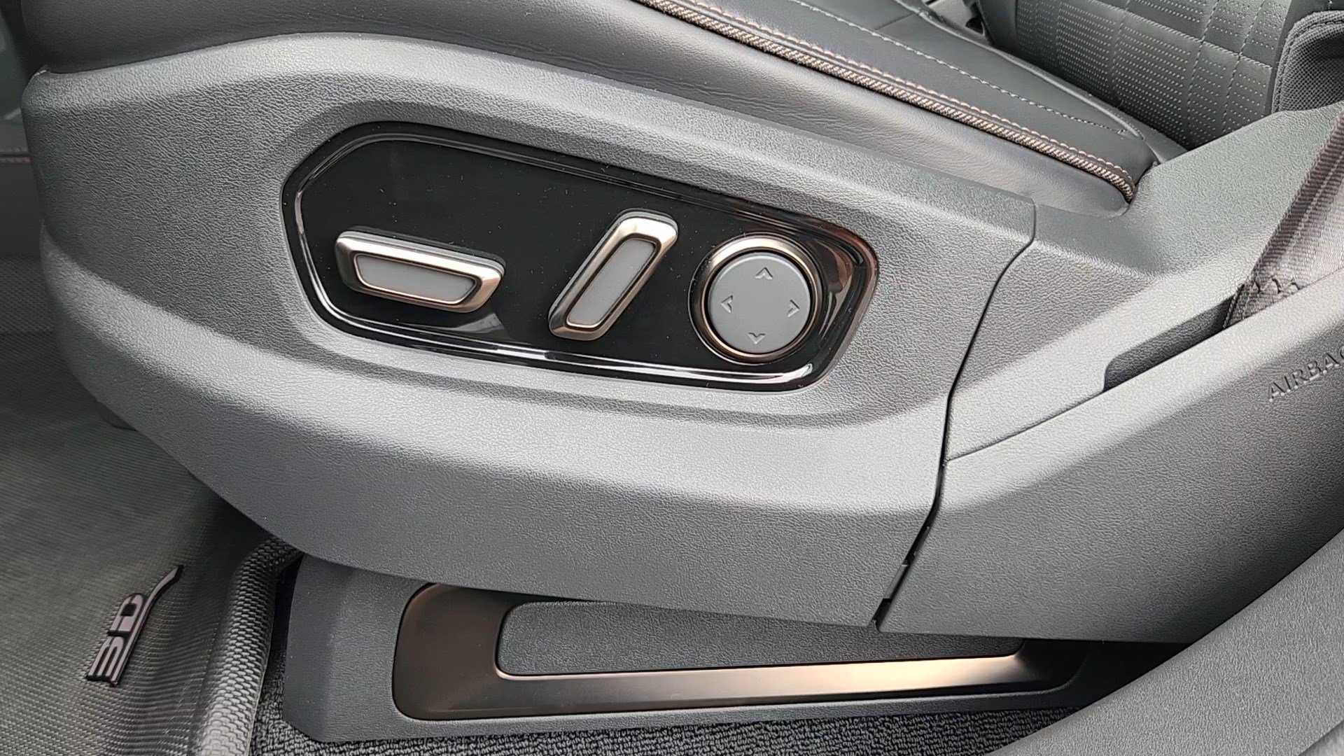 Used 2025 Rivian R1T Premium Tri AWD/4WD image 9