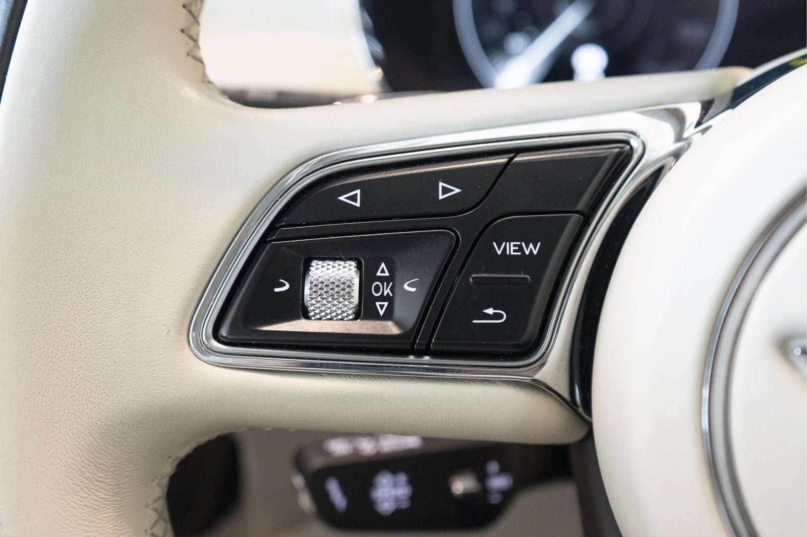 Used 2022 Bentley Bentayga AWD/4WD image 37