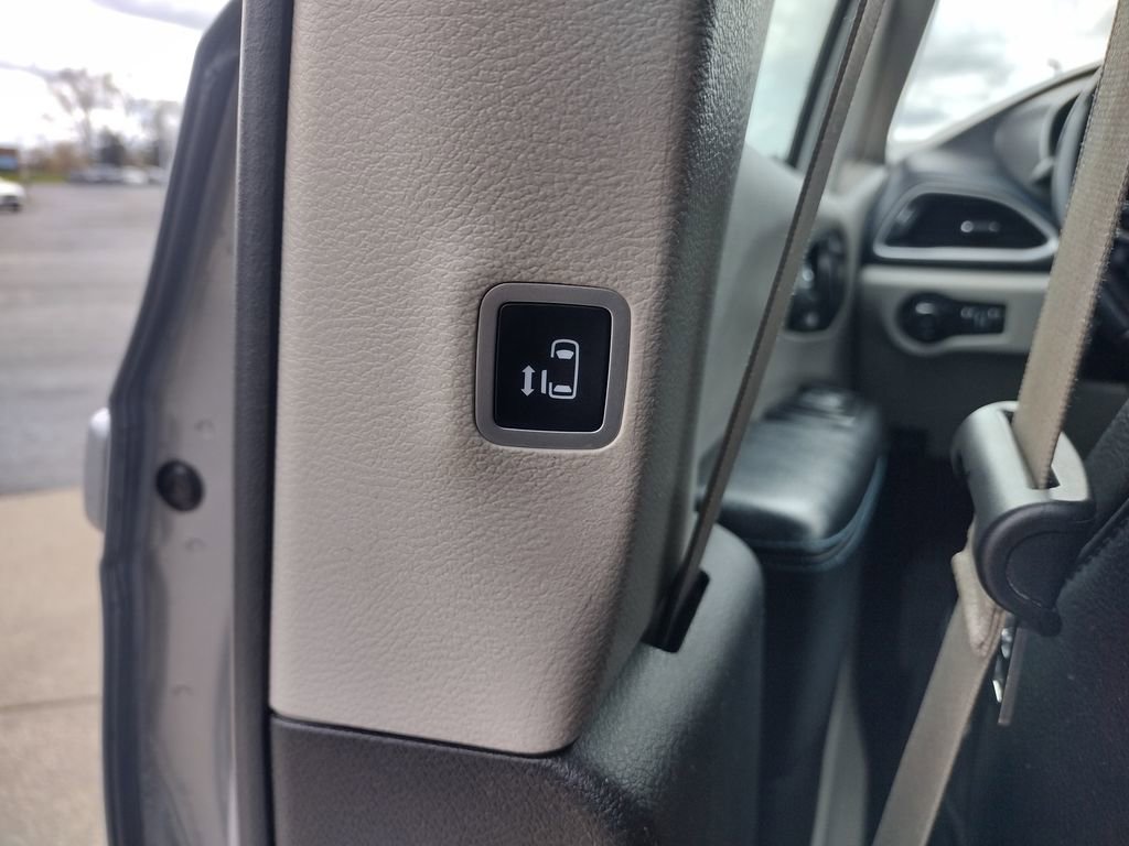 Used 2021 Chrysler Pacifica Touring-L FWD image 30