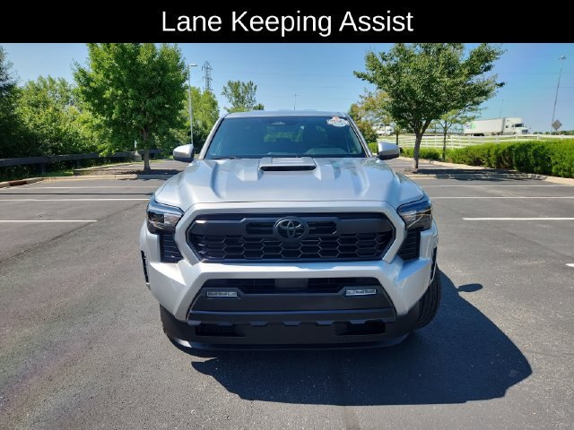 Used 2025 Toyota Tacoma TRD Sport AWD/4WD image 2