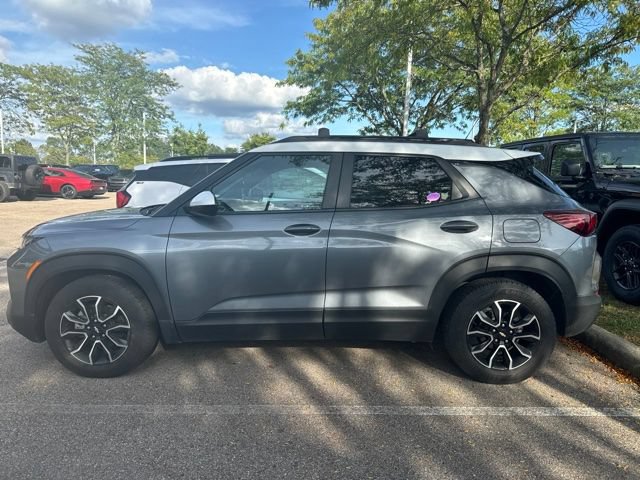 Used 2022 Chevrolet TrailBlazer ACTIV w/ Sun and Liftgate Package FWD image 2