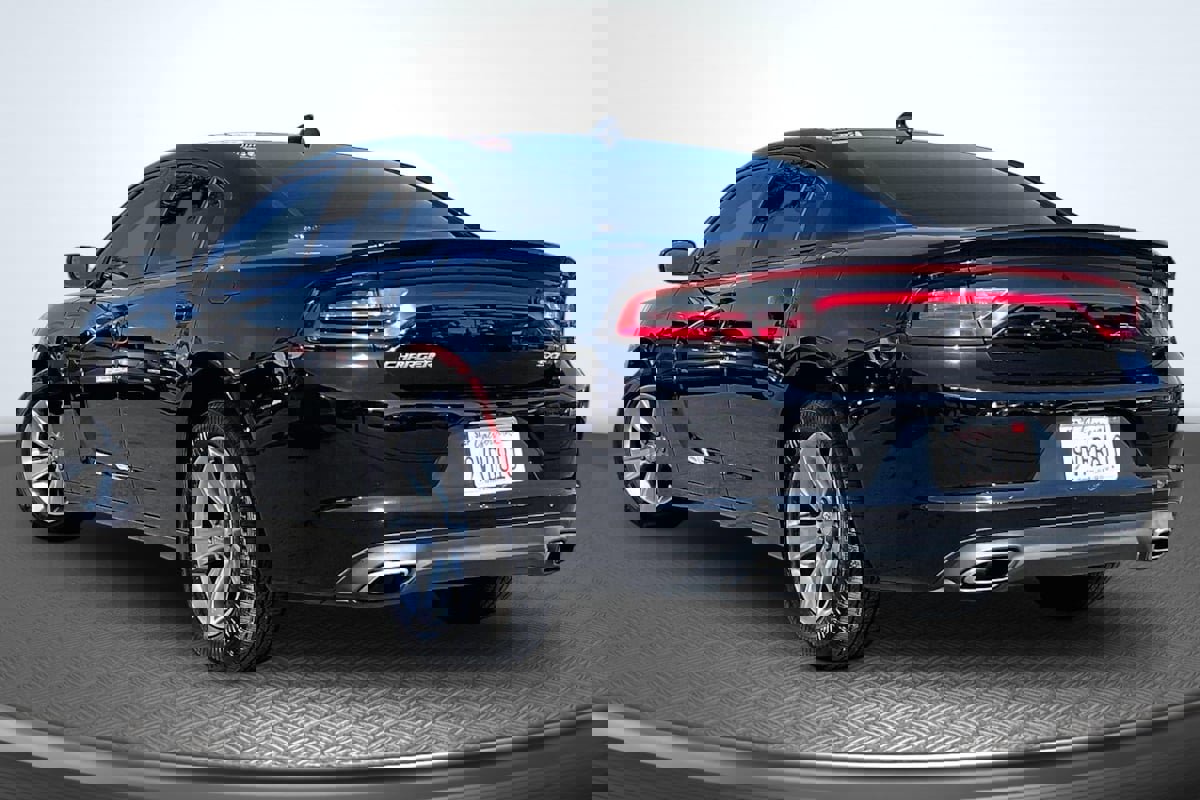 Used 2017 Dodge Charger SXT image 2