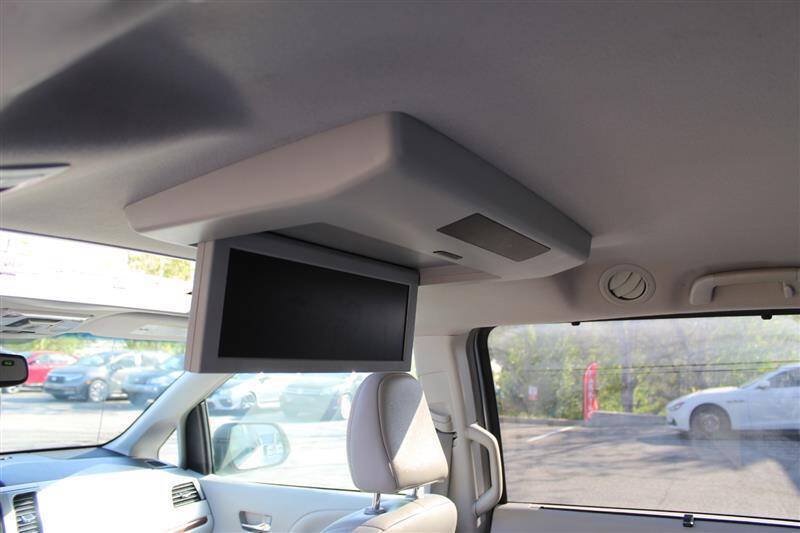 Used 2013 Toyota Sienna XLE w/ Entertainment Pkg FWD image 27