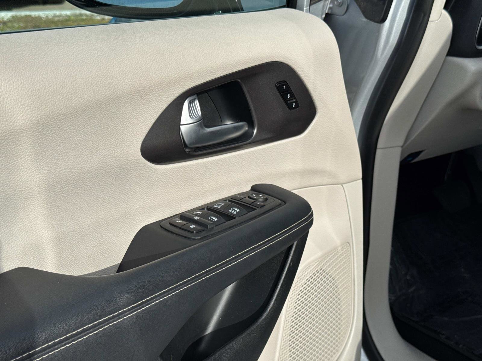 Certified 2024 Chrysler Pacifica Touring-L image 17