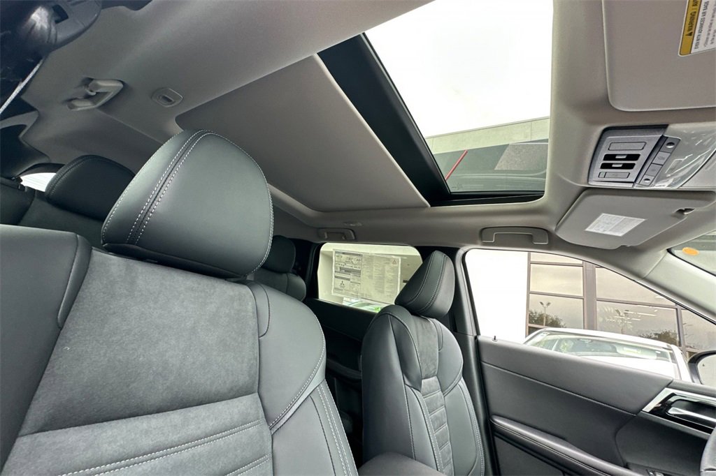 New 2025 Mitsubishi Outlander SE image 17