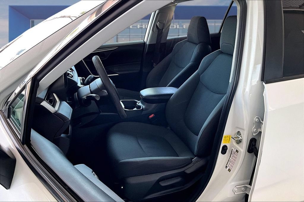 Used 2021 Toyota RAV4 LE FWD image 14