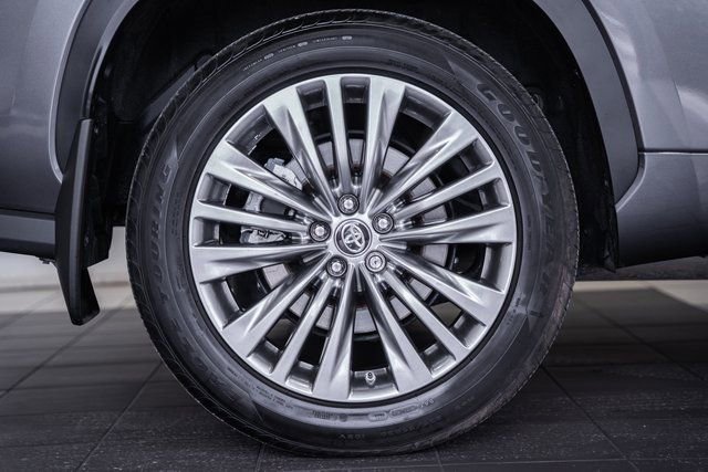 Used 2024 Toyota Highlander Platinum image 19