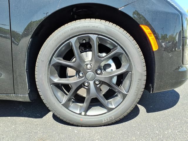 New 2027 Chrysler Pacifica Limited FWD image 9