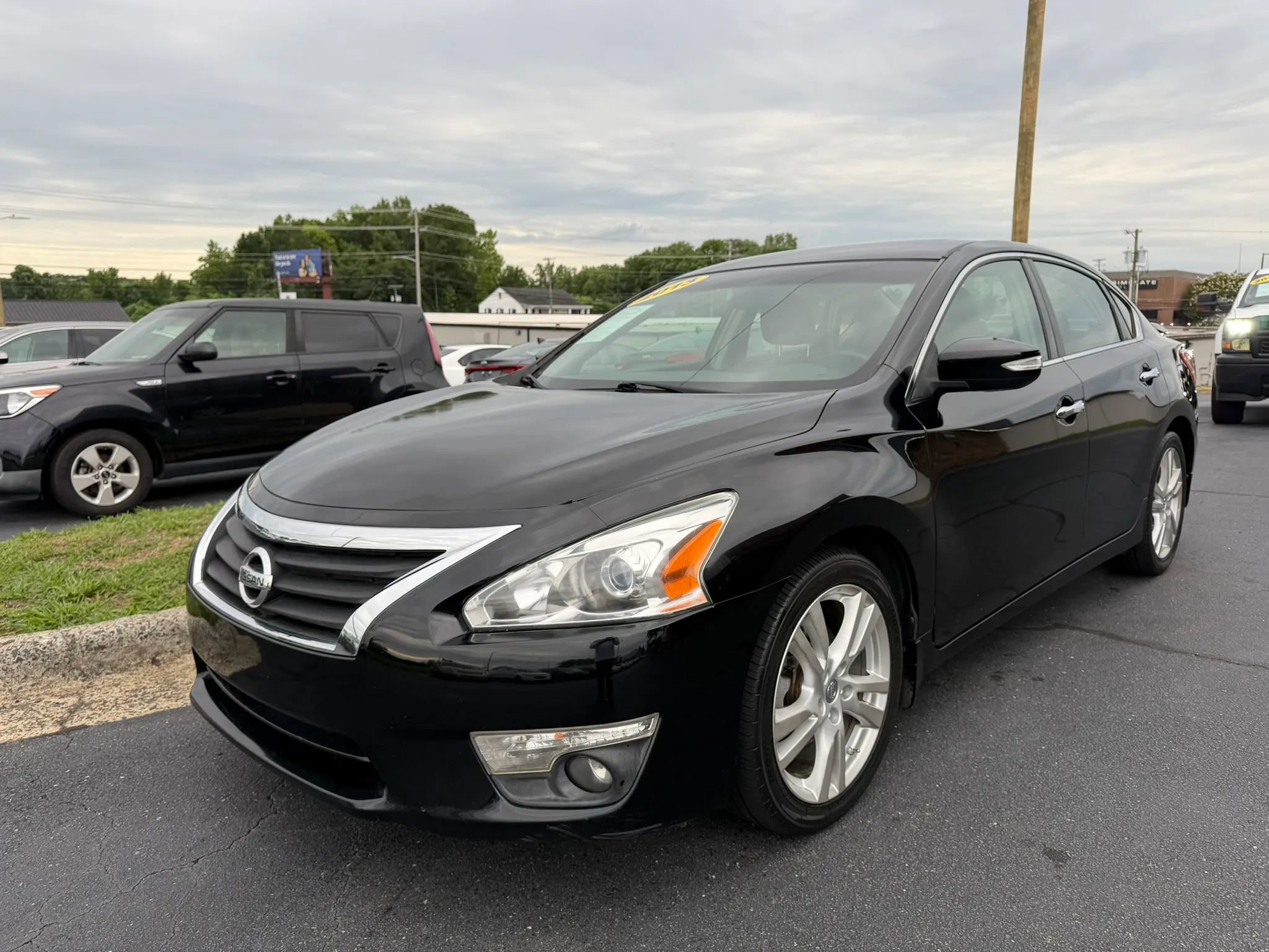 Used 2013 Nissan Altima 3.5 SV w/ Navigation Pkg FWD image 3