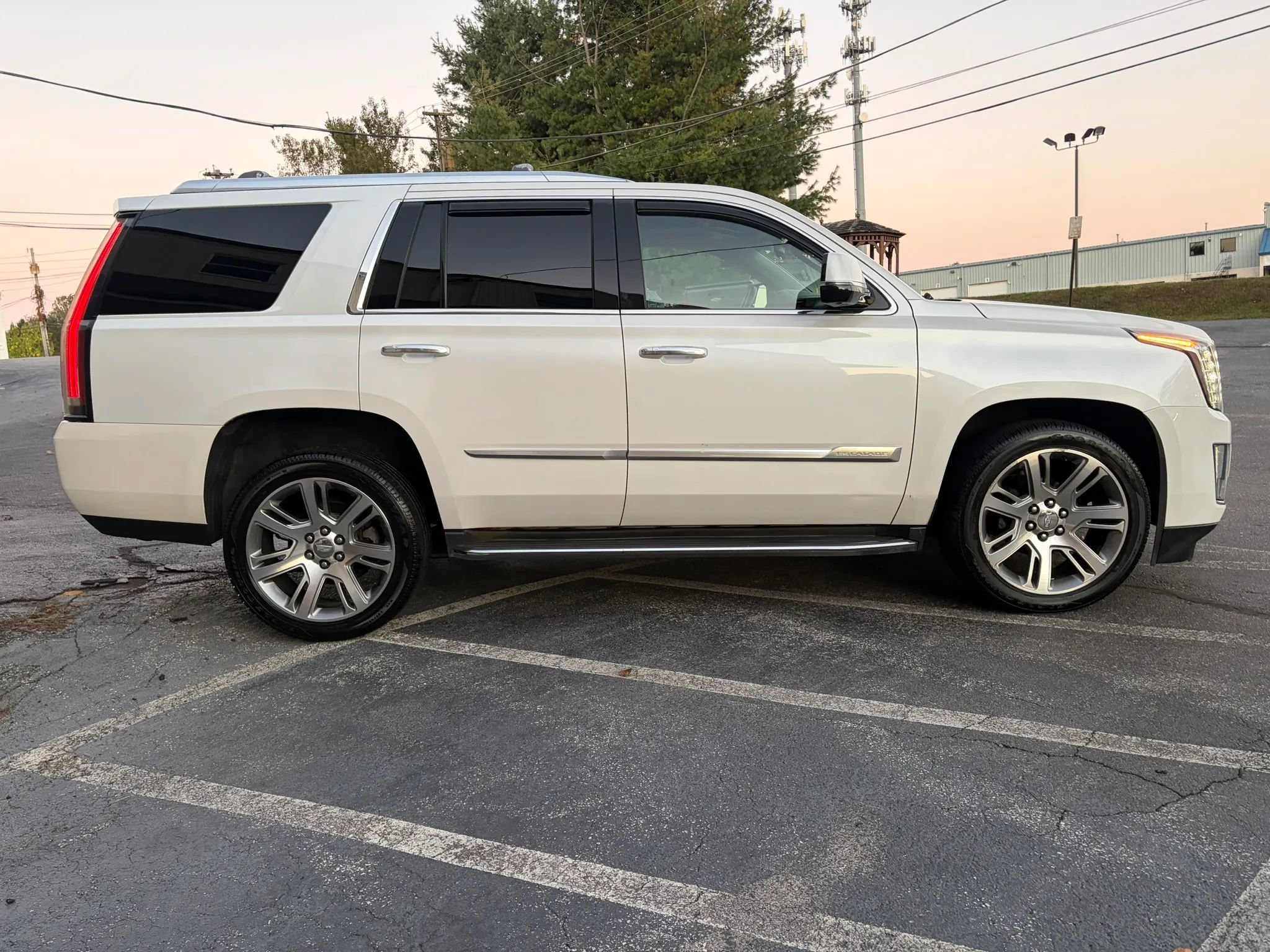 Used 2016 Cadillac Escalade Luxury AWD/4WD image 14