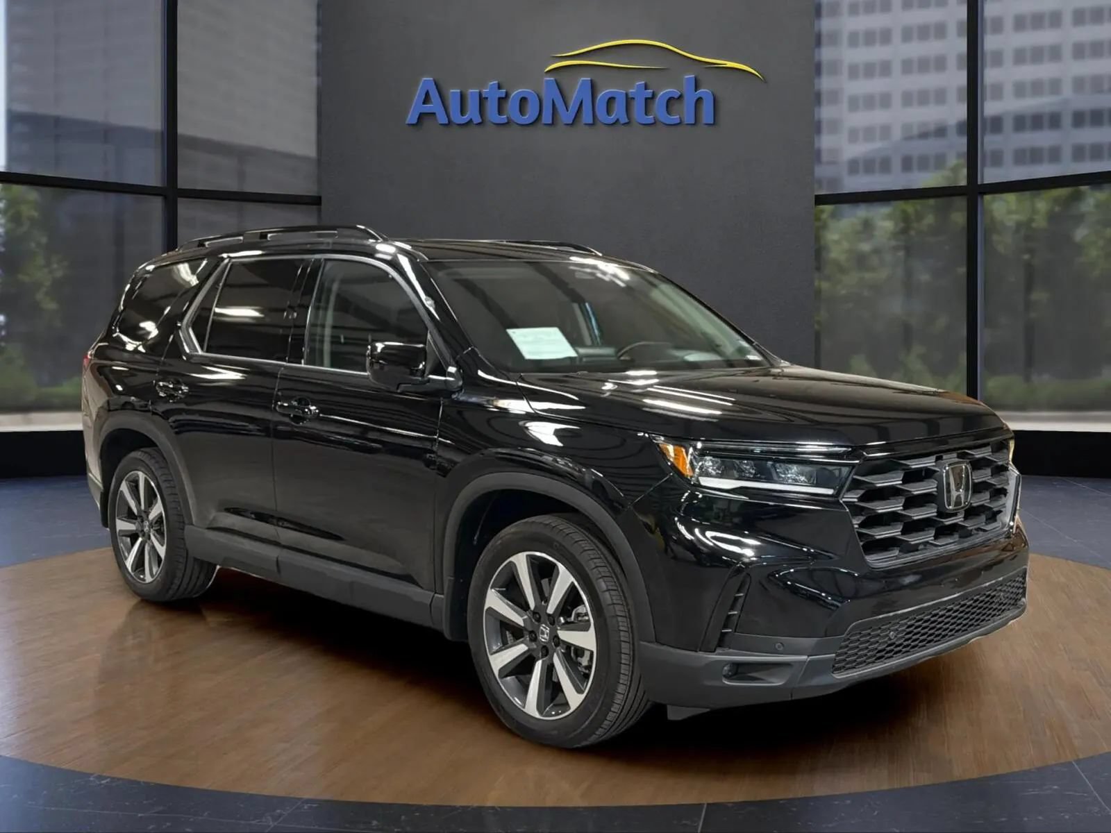 Used 2025 Honda Pilot Touring image 1