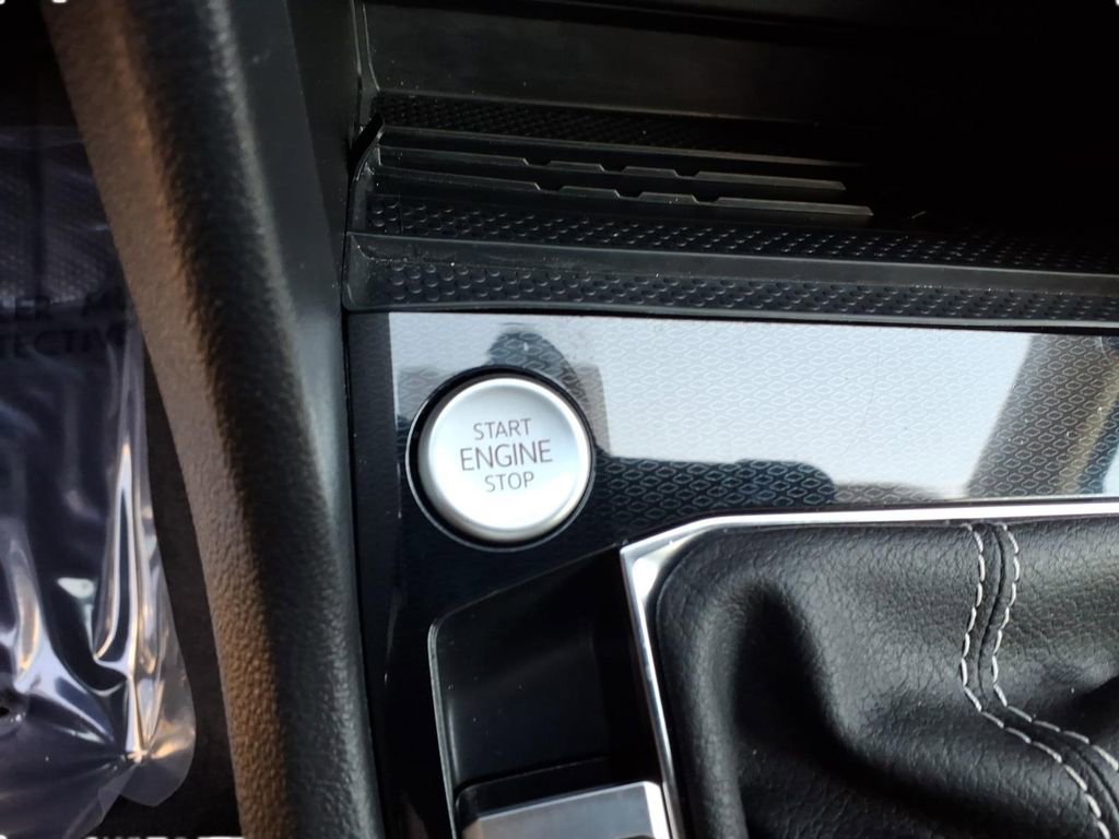 Certified 2025 Volkswagen Taos SE image 28