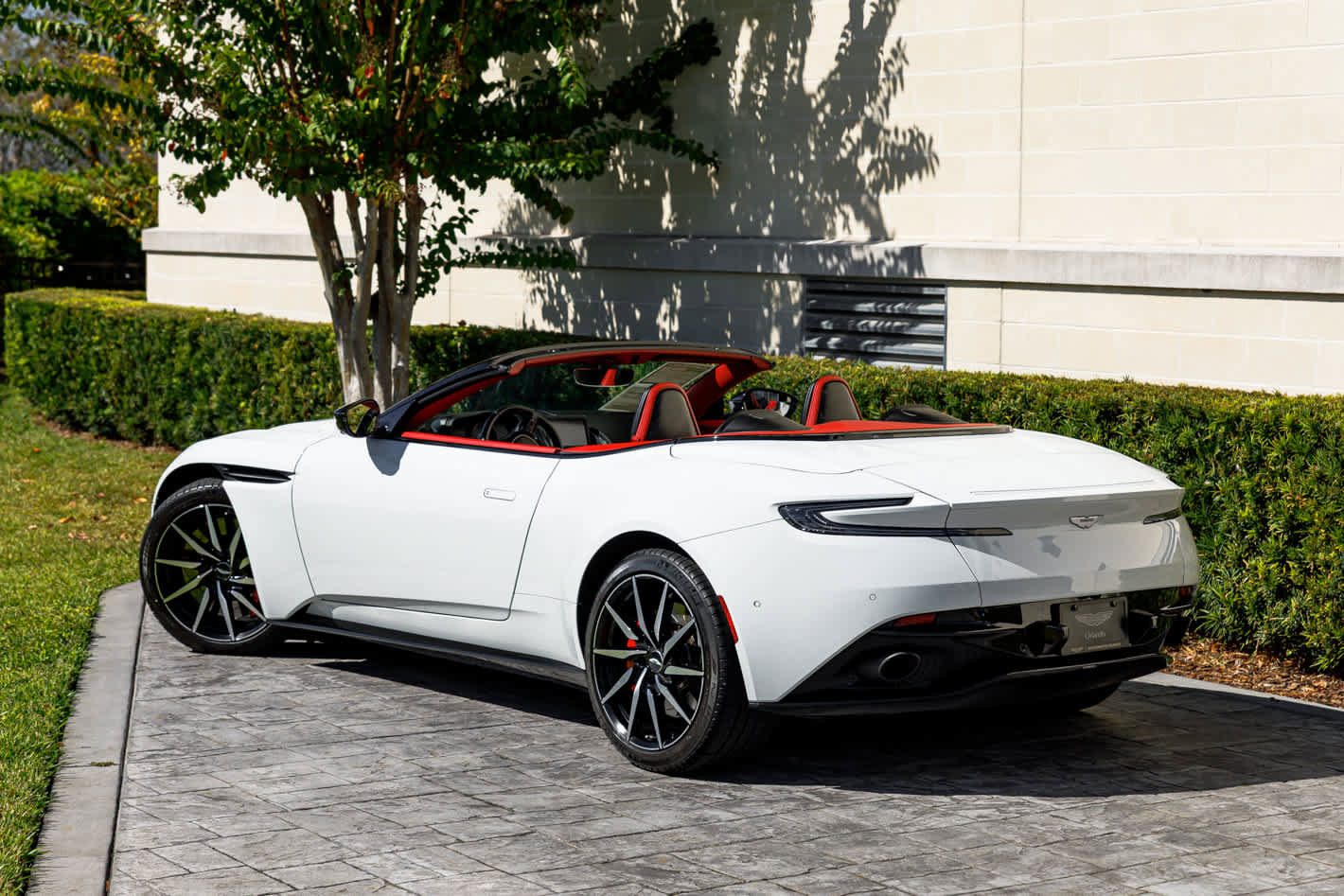 Used 2019 Aston Martin DB11 Volante image 2