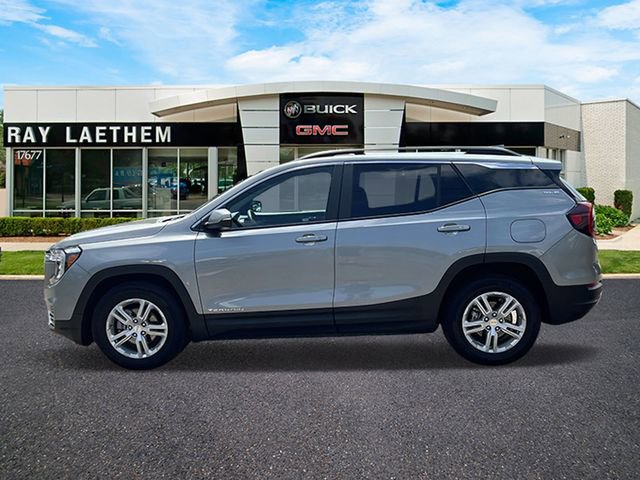 Used 2023 GMC Terrain SLE w/ Driver Convenience Package FWD image 2