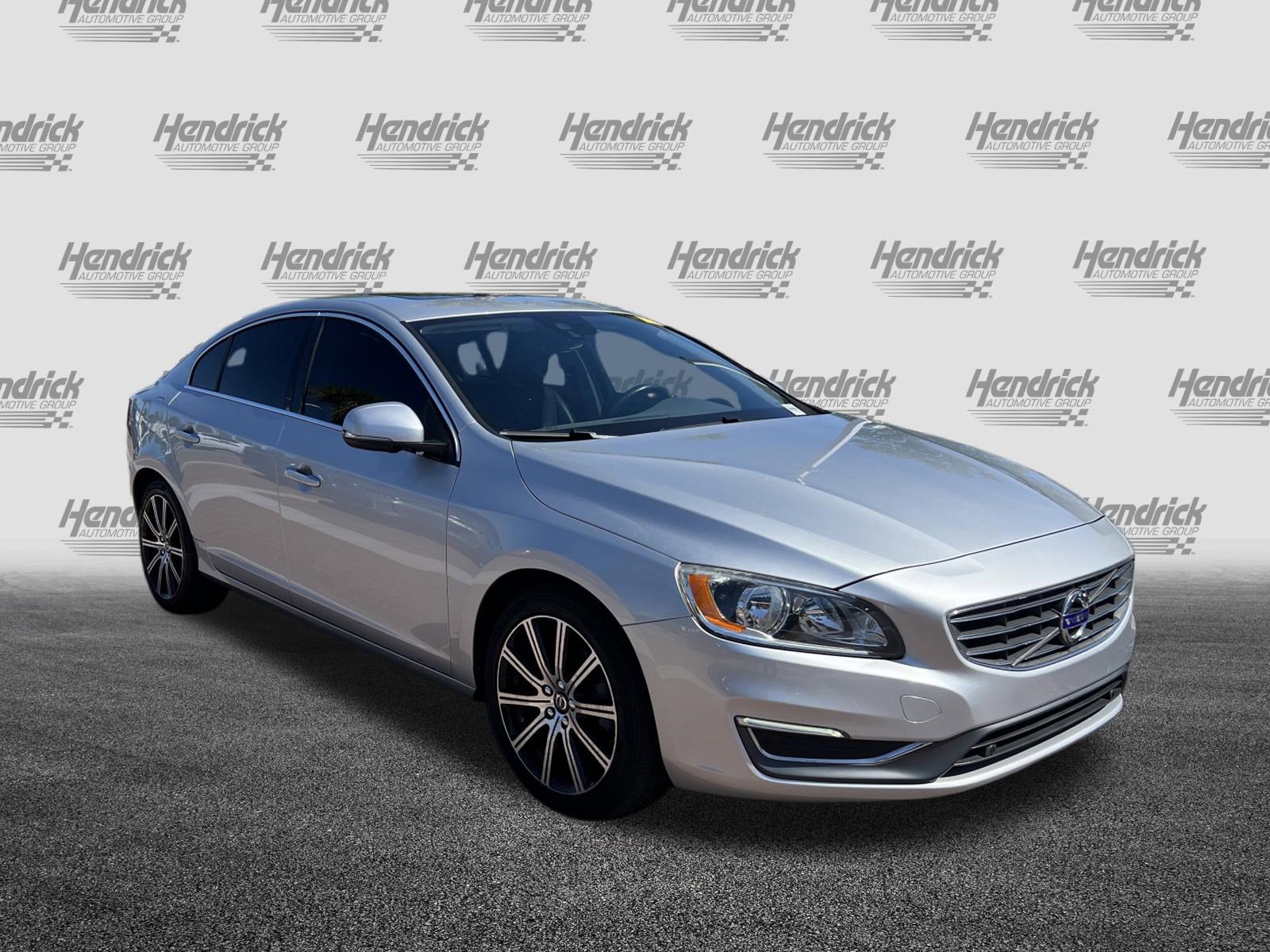 Used 2018 Volvo S60 T5 Inscription image 2